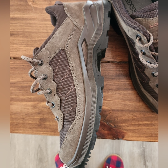 Mens Lowa Gortex hiking shoes - Picture 2 of 5